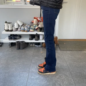 Midrise jeans LEVI’S - Säljer mina mörk blåa jeans från Levis. Skit snygg färg. Midrise/lågmidjade. 