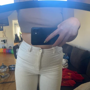 Ljusa wida byxoe - Hej jg säljer nu mina vita byxor från BikBok i storlek 34. De är dock väldigt stretchiga och passar fler. Endast testade 