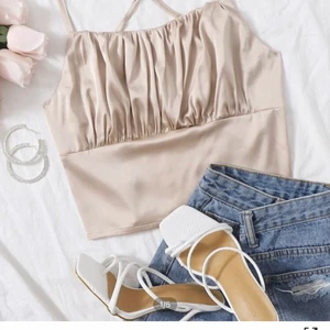 Topp - Säljer denna fina topp från shein som jag andvänt en gång! Jätte bra skick förutom att den har en liten fläck där framme som man knappt ser. 