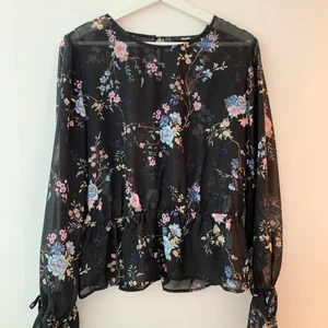 Blommig blus strl L - Jättefin blus från Bikbok i storlek L. Väldigt genomskinlig 