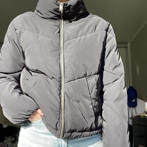 Svart pufferjacket - Säljer en svart jacka. Andra bilden visar färgen bäst. Den är i strl XS men passar även mig som har S. Köpare står för frakt🖤