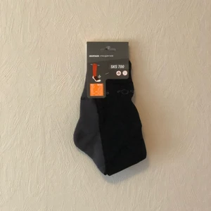 Svart-Grå Ridstrumpa/Träningsstrumpa  - Hög strumpa för ridning, men i mycket mjukt material som ger lite stöd och förebygger skav. Funkar lika bra till vanlig träning.                                                                                     ‼️HELT OANVÄND‼️ Nypris 70,99 kr.                           Frakten står köparen för! (Förslaget fraktalternativ nedan.) Även hämtas i Frändefors. 