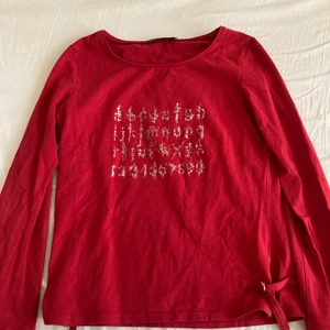 Röd longsleeve  - Röd långärmad med silvrigt tryck♥️ frakt 48kr♥️