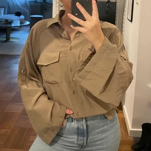 Skjorta från Nelly  - Fin skjorta från Nelly med utsvängda armar! Knappast använd.