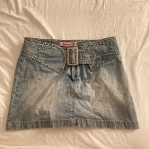 Y2k Jeanskjol  - Så fin men har fått inse att den är för stor för mig:-( oklart med frakt men om du är intresserad kollar jag upp det♥️