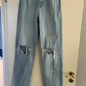 Gina tricot jeans dom är oandvända säljer pga att dom är förstora så😌 Dom är även i storlek 34 men kan passa 36 (köparen står för frakten)