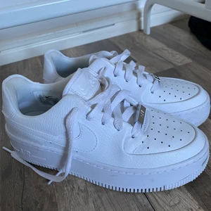 NIKE air sneakers - Vita snygga NIKE air i storlek 36. Dem är i nyskick använt dem 3 gånger. 