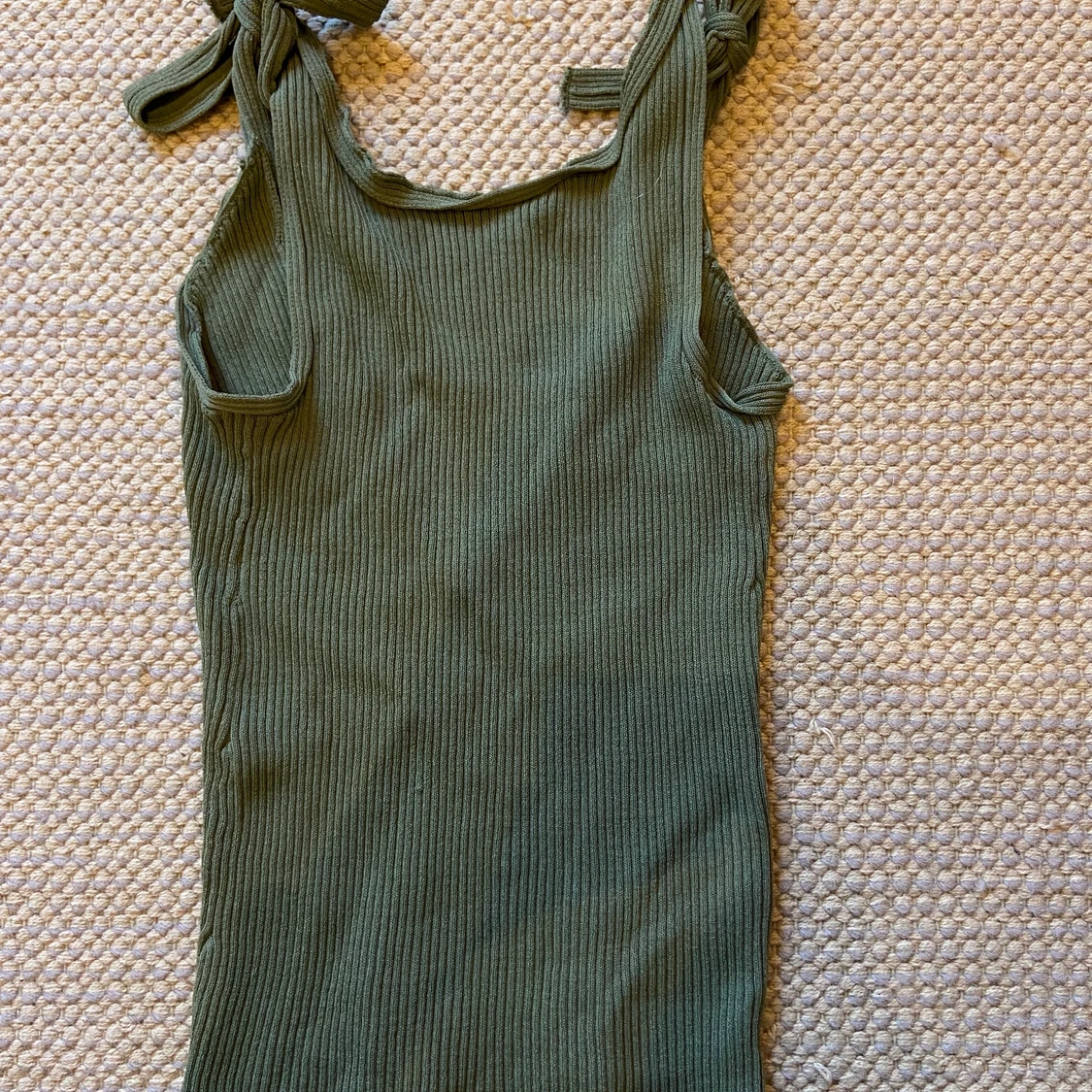 Ribbad topp med rosett detaljer