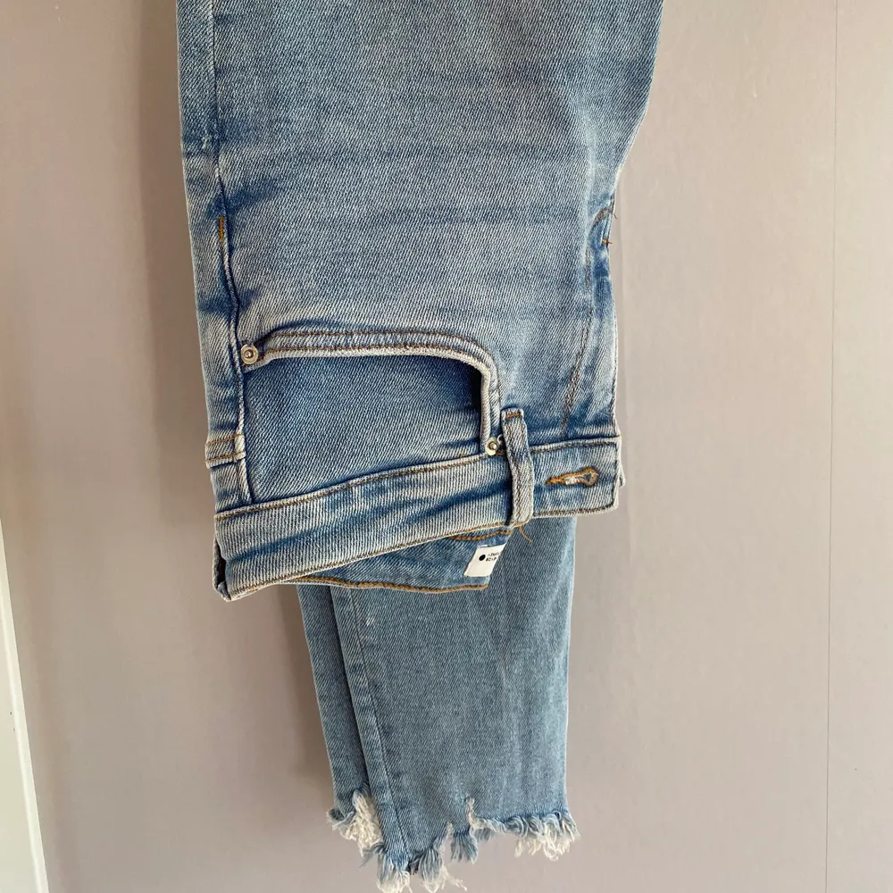 Tighta/raka jeans från Zara. Storlek 38, medelhög midja. Lite små slitningar, samt slitna vid benslut. Använda en gång, väldigt fint skick.. Jeans & Byxor.