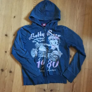 Betty Boop hoodie - Ascool hoodie med Betty Boop motiv, lite sönder vid ärmarna, men det gör bara hoodien ännu coolare tycker jag!!