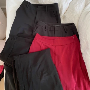 Kostymbyxor ❤️‍🩹 - Säljer 5 jättefina kostymbyxor som tyvärr aldrig kommer till användning.❣️Dem vinröda och svarta längst ner är lite mjukare material med dragkedja på sidan! Storlek 36 på vinröda och på dem svarta är ena i 36 och den andra i 34⭐️ Dem översta till vänster är från bikbok, storlek 36! Och dom brevid är i 36 från Only! Säljer helst allt ihop, kan skicka det mot frakt🎀SÄLJES TILL BRA PRIS!