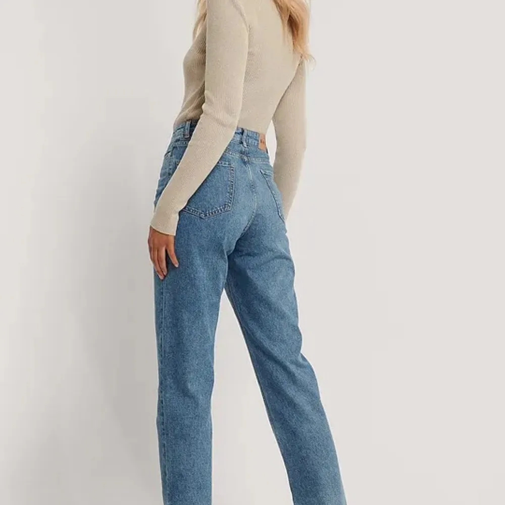 Raka jeans med slits i sidan. Blåa storlek 32. Prislapp sitter kvar. 300kr plus frakt . Jeans & Byxor.