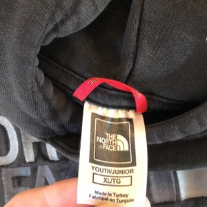 North Face Hoodie - En svart North face hoodie utan några skavanker i storlek junior xl.