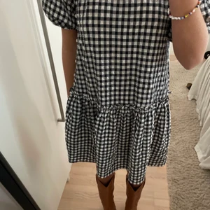 Rutig klänning - Trendig snygg klänning! Köpt för 399kr säljer för 119kr. Passar till alla möjliga skor och accessoarer!! Använd Ca 2 gånger❤️❤️