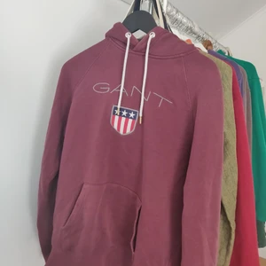 GANT hoodie - Fin GANT hoodie i vinröd färg använd men i gott skick 8/10