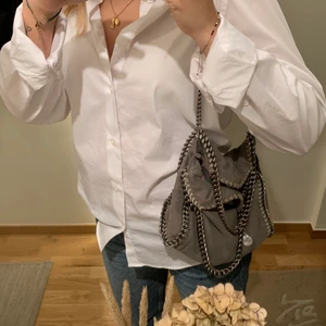 Stella väska  - Säljer min fina gråa stella väska i modellen falabella mini tote. Den är använd med inga tydliga slitningar. 