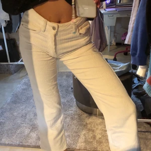 Manchesterbyxor från Zara - Off white manchesterbyxor från Zara🤍 storlek 32 men passar mig som är 34💕