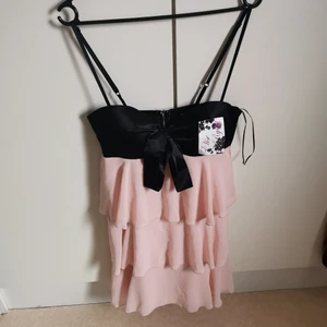 Klänningar  - Rosa/svart-lappen sitter kvar, bara provad men förliten för mig, en storlek 10 så mer som en xs/s. Rosa/glitter- bara provad med för liten för mig. Storlek s 