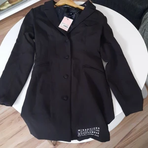 Missguided - Köpt från nelly inte använd bara provad lång fin kavaj som kan kan ha utan byxor och bara ett par skor super snygg men var inte min still köpt för 500kr nu 300kr 