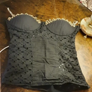 Ny armlös topp - I bra skick då kameran tog inte bra bilder. It is real black 