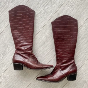 Boots - Säljer ett par boots i rött. Supercoola och sköna att gå i. Köpta second hand men i fint skick! Storlek 37. Köpare står för frakt🐊❣️