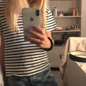 Randig tröja - Jag säljer min tröja från zara på barnavdelningen men passar typ xxs-xs, det beror lite på hur man vill att den ska sitta. Super fin! Frakt ingår 🤩