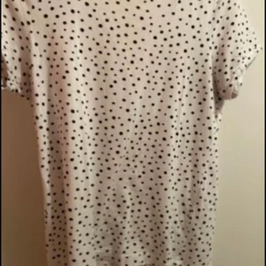 T-shirt - En t-shirt från P&B i storlek L. Katt finns i hemmet. Kan mötas upp i Östersund. Kan skickas, köpare står för frakten.