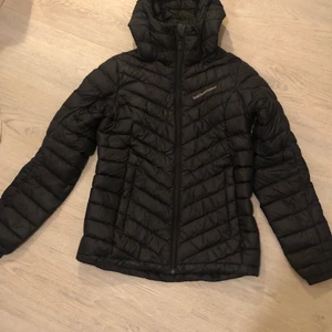 Peak Performamce jacka  - Säljer en dunjacka i märket Peak Performance då den inte kommer till användning längre. Den är i storlek XS men skulle säga att den även massa S och möjligtvis M. Köparen står för frakten, pris kan alltid diskuteras💗