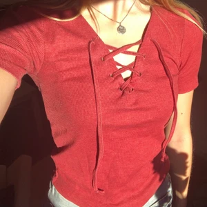 röd knyttopp ❤️ - tegelfärgad knyttopp i storlek xs/s som är i fint skick men som inte har kommit till användning, frakt på 45 kr tillkommer 🥰