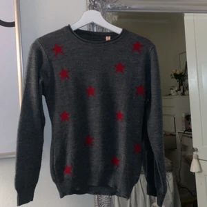 Stjärntröja  - En super fin stickad stjärntröja köpt på second hand. Står ingen storlek i den men skulle säga att den passar S/M. Bra skick! 💕💕