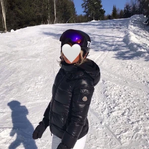 Moncler jacka - Moncler jacka i modellen maya i jätte fint skick! Köpt på moncler butiken i Stockholm, dock längesen så tyvärr finns inte kvittot kvar. Modellen sitter väldigt fint på kroppen och jackan är fodrad med riktigt dun så den är väldigt varm och skön😊 Nypriset är cirka 10 000kr. Storlek 0 i Monclers storlekar, motsvarar ungefär XS/S. 