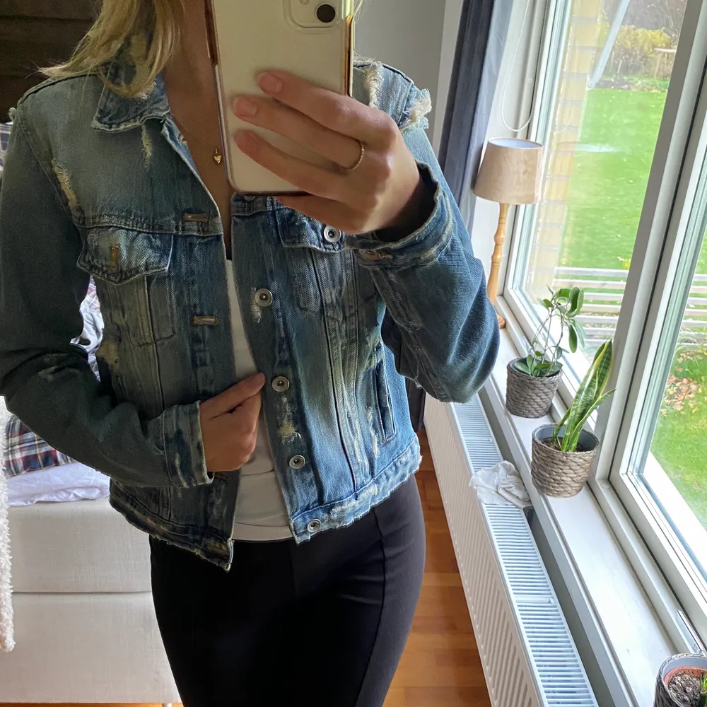 En snygg jeansjacka från Zara🥰 Kommer inte så mycket till användning längre för mig den hoppas på en ny ägare hihi! Kan mötas upp i Vänersborg annars står köparen för frakt!😃💖. Jackor.