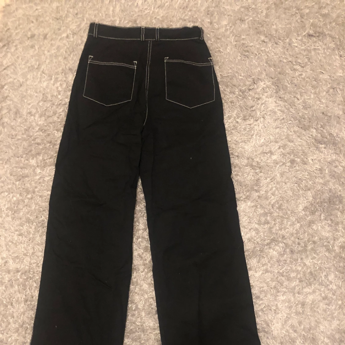 Svarta byxor med vita sömmar - 90