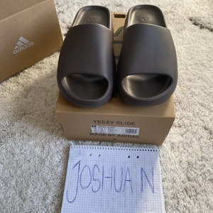 Yeezy SOOT  - SOOT slide storlek 44,5! Oanvända! Inga trades tack! 