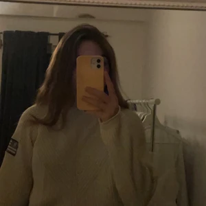 Fin beige stickad tröja  - Säljer nu denna fina beiga stickade tröjan då den tyvärr inte kommer till användning längre:) 100kr + frakt 