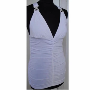 vit topp med strassdetalj strl S/M y2k - vit lång topp med strassdetaljer. toppen är från tidigt 2000-tal. på lappen står det att den är storlek S men eftersom tyget är elastiskt/stretchy passar den även mig med storlek M. MÖTS UPP  (stockholm)) ELLER FRAKTAR 👾