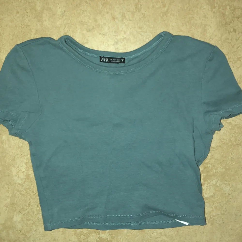 Superfin tröja från zara som knappt är använd, fin grön färg!. T-shirts.