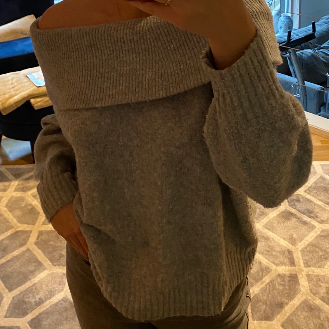 Stickad tröja, bar axlad. - 90