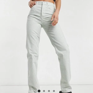 ASOS tall grön-vita jeans - Skitsnygga och helt oanvända jeans för ett bättre pris. Långa och jättebra material, säljer pga fel storlek. Originalpris: 469kr+frakt Mitt pris: 380kr+frakt eftersom de är helt oanvända.