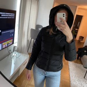 Rockanblue vinterjacka stl 38 - En fin och varm vinterjacka i gott skick. Jackan är i storlek 38 men det finns knappar bak på ryggen som man kan knäppa som gör att den sitter tajtare åt i midjan, det är även en fin detalj. Bara använd några gånger och är köpt 2019. Finns fake pälskrage till om man vill ha det! 