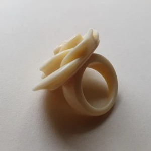 Snygg ring I hårdplast - Vacker stor ring I hårdplast av en ros diameter 3 cm,stl 17 