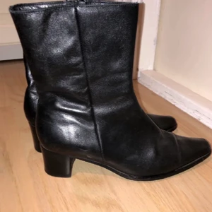 Boots  - Ett par svarta boots med lite spetsigare framkant. Köpte dem här på Plick, men är för stora så måste tyvärr sälja dem.