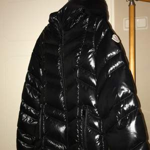 Super fin moncler jacka i modellen fuligule. Storlek 2, passar en S/M.