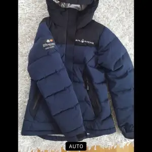 Säljer denna fina sail racing vinterjacka. Storlek xs/xxs. Den är i väldigt bra skick. Nypris 4000kr mitt pris 1300. (Pris kan diskuteras vid snabb affär).