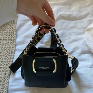 Snygg smart liten väska - Super fin väska med många olika fack 