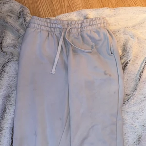 Vita mjukisbyxor  - Vita mjukisbyxor med lite fläckar men man tänker inte på dem, köpta på h&m på killavdelning men passar tjejer 