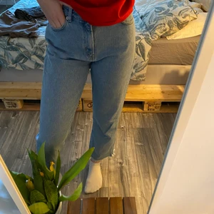 MOMJEANS - Strlk: 38 knappt använda (som nya) blåa och väldigt sköna på! Säljer pågrund av att dom är förstora för mig nu. Storleken är normal storlek men kan nog passa en större 36! 