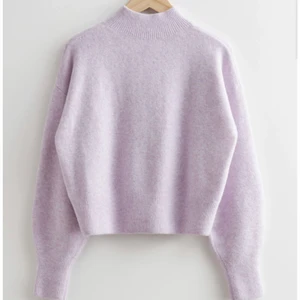 Stickad tröja - Säljer denna lila stickade från & Other stories i storlek xs. Knappt använd!