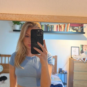 croppad t-shirt - croppad ljusblå t-shirt🦋 Så fin på sommaren. 