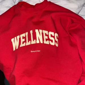 Sporty & rich  - Köpt 2020, väldigt bra skick! Tror det är storlek L men går inte att se på lappen. Sitter snyggt oversized på mig som vanligtvis har M. 